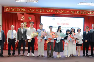 Trao học bổng cho đại diện các cựu sinh viên trúng tuyển chương trình bác sĩ nội trú năm 2025. (Ảnh: Thành Tâm)