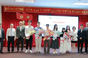 Trao học bổng cho đại diện các cựu sinh viên trúng tuyển chương trình bác sĩ nội trú năm 2025. (Ảnh: Thành Tâm)