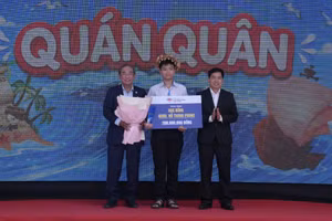 Học sinh Ngô Gia Bảo, Trường THPT Nguyễn Tất Thành xuất sắc giành ngôi vị quán quân. (Ảnh: Thế Hùng)