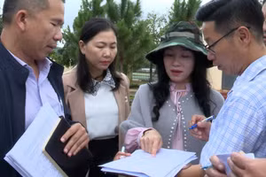 Giám đốc Sở GD&ĐT Lâm Đồng Lê Thị Bích Liên khảo sát thực địa tại khu vực biên giới. (Ảnh: Minh Hoàng)