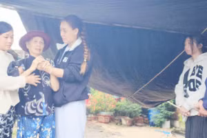 Bà Nguyễn Thị Bàng (thứ 2 từ trái qua) đã 5 ngày liền ra bờ sông khóc thương 2 đứa con mất tích do lũ cuốn. (Ảnh: Thành Tâm)