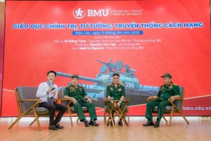 Kíp xe tăng huyền thoại 390 húc tung cánh cổng chính Dinh Độc Lập vào trưa 30/4/1975 giao lưu cùng tân sinh viên.