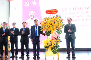 Thứ trưởng Bộ GD&ĐT Hoàng Minh Sơn chúc mừng Ban Giám hiệu Trường Đại học Đà Lạt. (Ảnh: Thành Tâm)