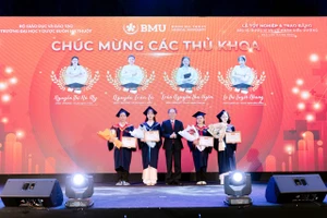 GS.TS.BS cao cấp Cao Tiến Đức trao Giấy khen cho các thủ khoa. (Ảnh: NA)