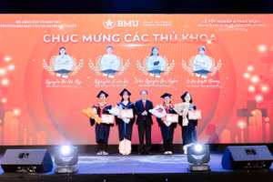 GS.TS.BS cao cấp Cao Tiến Đức trao Giấy khen cho các thủ khoa. (Ảnh: NA)