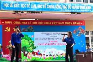 Học sinh tham gia khởi động cùng chương trình. (Ảnh: Ban Truyền thông)