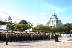 Công an tỉnh Lâm Đồng tổ chức lễ chào cờ đầu tiên sau khi hợp nhất 3 tỉnh. (Ảnh: NY)