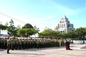 Công an tỉnh Lâm Đồng tổ chức lễ chào cờ đầu tiên sau khi hợp nhất 3 tỉnh. (Ảnh: NY)