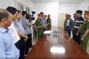 Cơ quan chức năng thực hiện các thủ tục tố tụng đối với 2 bị can. (Ảnh: CA)