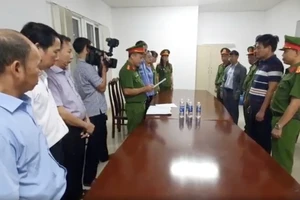 Cơ quan chức năng thực hiện các thủ tục tố tụng đối với 2 bị can. (Ảnh: CA)