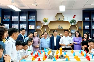 Đại biểu tham quan Phòng thực hành STEM và chứng kiến học sinh tranh vận hành robot. (Ảnh: NTCC)