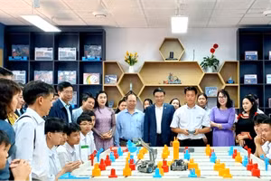 Đại biểu tham quan Phòng thực hành STEM và chứng kiến học sinh tranh vận hành robot. (Ảnh: NTCC)