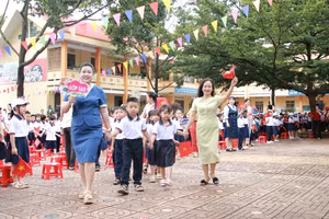 Bà Vũ Thị Minh Hằng (bên trái ngoài cùng) chào đón học sinh lớp 1 năm học 2025-2026. (Ảnh: Thành Tâm)