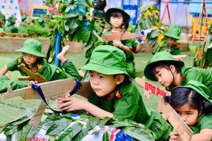 Trẻ mầm non huyện Cư M'gar, Đắk Lắk tập làm bộ đội. (Ảnh: TT)