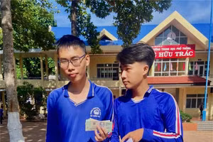 Học sinh Nguyễn Tuấn Cường (bên trái) nhặt được hơn 6 triệu nhờ công an tìm trả người đánh rơi. (Ảnh: NT)