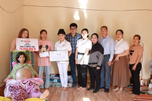 Trao tiền của bạn đọc và các nhà hảo tâm cho mẹ con H' Misa K'nul. (Ảnh: TT)