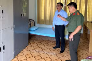 Kiểm tra tại điểm thi Trường THPT Lê Quý Đôn. (Ảnh: TT)