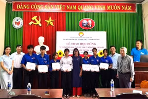 Hội Khuyến học Đắk Lắk trao học bổng cho học sinh vùng căn cứ H9. (Ảnh: ĐT)