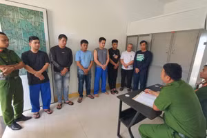 Công an lấy lời khai của nhóm 7 người đập phá quán phở ở Ea Kar, Đắk Lắk. (Ảnh: SĐ)