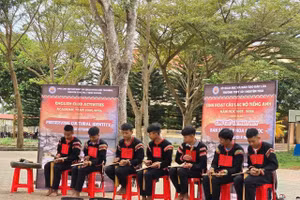 Học sinh Trường THPT số 1 Nguyễn Trãi (Đắk Lắk) biểu diễn nhạc cụ truyền thống.