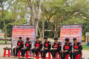 Học sinh Trường THPT số 1 Nguyễn Trãi (Đắk Lắk) biểu diễn nhạc cụ truyền thống.