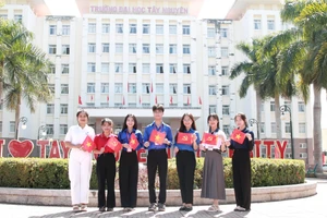 Sinh viên khoa Sư phạm, Trường Đại học Tây Nguyên hướng về Đại hội XIV của Đảng. (Ảnh: TT)