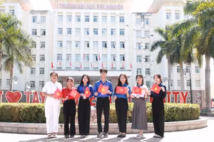 Sinh viên khoa Sư phạm, Trường Đại học Tây Nguyên hướng về Đại hội XIV của Đảng. (Ảnh: TT)
