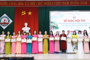 Phó Giám đốc Sở GD&ĐT Lê Thị Kim Oanh trao giải Nhất cho các thí sinh. (Ảnh: TT)