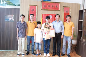 Lãnh đạo UBND TP Buôn Ma Thuột, Chủ nhiệm CLB Cờ tướng chúc mừng thành tích của em Nguyễn Khắc Hưng. (Ảnh: TT)