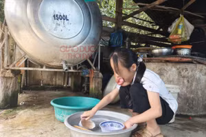 Ngoài giờ học, Bảo Thi vẫn phụ giúp gia đình. (Ảnh: Thế Hùng)