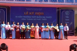 Giám đốc Sở GD&ĐT Đắk Lắk tặng Giấy khen cho giáo viên Trường THPT Buôn Ma Thuột.