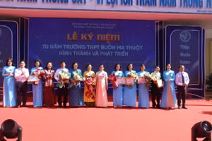 Giám đốc Sở GD&ĐT Đắk Lắk tặng Giấy khen cho giáo viên Trường THPT Buôn Ma Thuột.