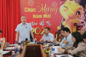 Giám đốc Sở Y tế Đắk Lắk chủ trì họp báo cung cấp thông tin vụ việc tại Bệnh viện đa khoa vùng Tây Nguyên. (Ảnh: Thành Tâm)