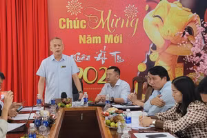 Giám đốc Sở Y tế Đắk Lắk chủ trì họp báo cung cấp thông tin vụ việc tại Bệnh viện đa khoa vùng Tây Nguyên. (Ảnh: Thành Tâm)