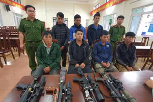 Nhóm người mua linh kiện, lắp ráp thành súng bị bắt giữ. (Ảnh: SĐ)