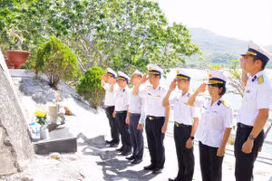 Giảng viên và sinh viên Học viện Hải quân dâng hương tại Di tích lịch sử quốc gia tàu 235. (Ảnh: NA)