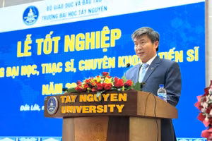 TS Nguyễn Thanh Trúc - Hiệu trưởng Trường Đại học Tây Nguyên phát biểu khai mạc lễ trao bằng tốt nghiệp năm 2025. (Ảnh: NA)