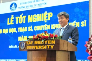 TS Nguyễn Thanh Trúc - Hiệu trưởng Trường Đại học Tây Nguyên phát biểu khai mạc lễ trao bằng tốt nghiệp năm 2025. (Ảnh: NA)