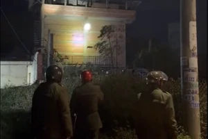 Lực lượng chức năng truy tìm nghi phạm. (Ảnh cắt từ clip)