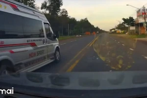 Xe khách 'vượt ẩu' do người dân cung cấp đã bị CSGT xử phạt. (Ảnh cắt từ clip)