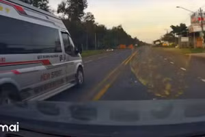 Xe khách 'vượt ẩu' do người dân cung cấp đã bị CSGT xử phạt. (Ảnh cắt từ clip)