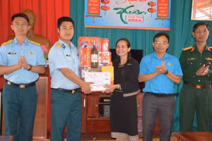 Bà H'Lim Niê, Trưởng Ban Tuyên giáo Tỉnh ủy Đắk Lắk trong đợt chúc Tết cán bộ, chiến sĩ Trạm ra đa T20. (Ảnh: Đăng Triều)