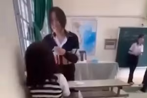 Nữ sinh P.H.Y.N. đánh bạn học cùng lớp bị đình chỉ học 1 tuần. (Ảnh cắt từ clip)