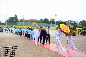 Đoàn công tác của Trường Đại học Y Dược Buôn Ma Thuột (Đắk Lắk) vào Lăng viếng Bác. (Ảnh: NT)