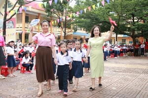 Cô trò Trường Tiểu học Nguyễn Công Trứ (phường Tân An, Đắk Lắk) tập luyện đón học sinh lớp 1. (Ảnh: Thành Tâm)