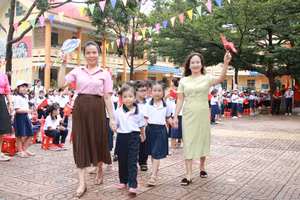 Cô trò Trường Tiểu học Nguyễn Công Trứ (phường Tân An, Đắk Lắk) tập luyện đón học sinh lớp 1. (Ảnh: Thành Tâm)