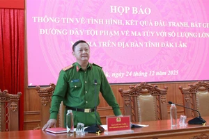 Đại tá Võ Duy Tuấn - Phó Giám đốc Công an tỉnh Đắk Lắk thông tin về vụ án. (Ảnh: Thành Tâm)