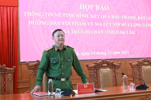 Đại tá Võ Duy Tuấn - Phó Giám đốc Công an tỉnh Đắk Lắk thông tin về vụ án. (Ảnh: Thành Tâm)