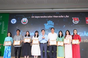 Ban tổ chức trao giải cho các đơn vị đạt thành tích cao tại Cuộc thi.