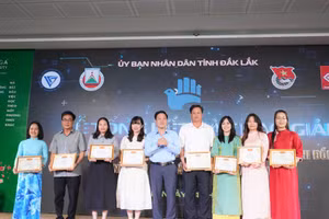 Ban tổ chức trao giải cho các đơn vị đạt thành tích cao tại Cuộc thi.